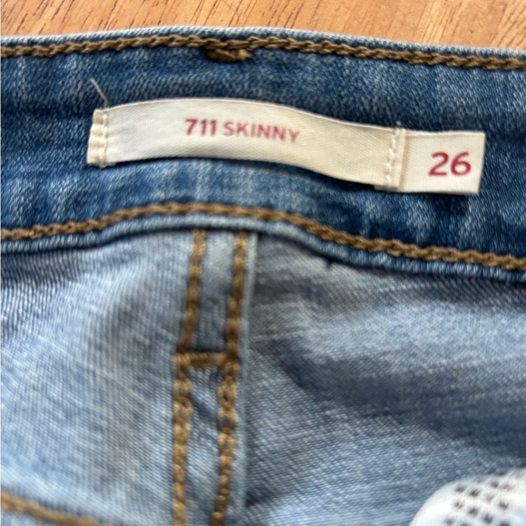 Levi’s 711 Mid-Rise Skinny Distressed Jeans. Size 26 - Picture 5 of 8